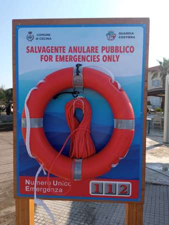 Marina di Cecina: installazione postazioni salvagente anulare pubblico