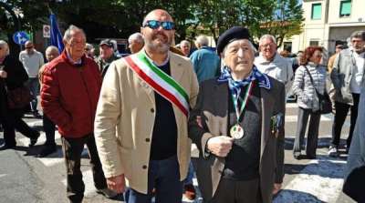 Mauro Betti insieme al sindaco Lippi alle celebrazioni per il 25 aprile (foto gentilmente concessa da Michele Falorni)