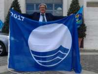 Stefano Fiori mostra la Bandiera Blu 2017